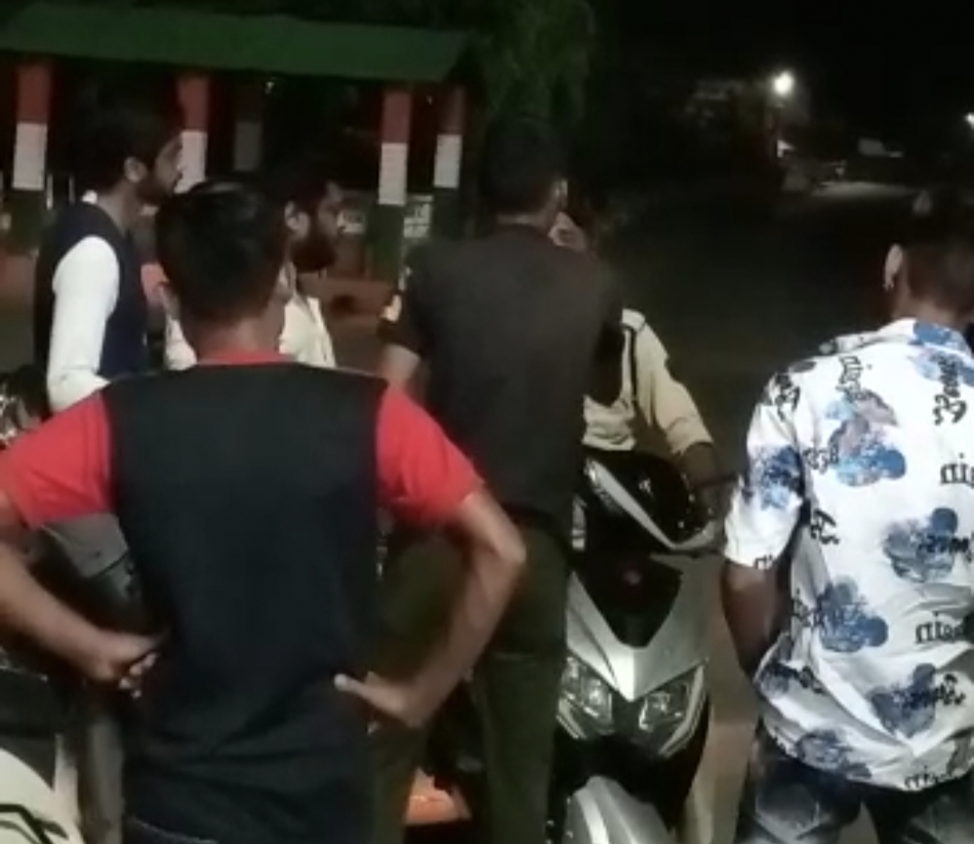 पुलिस आरक्षक को ट्रक मालिक ने दी गालियां, सोशल मीडिया में वीडियो वायरल..