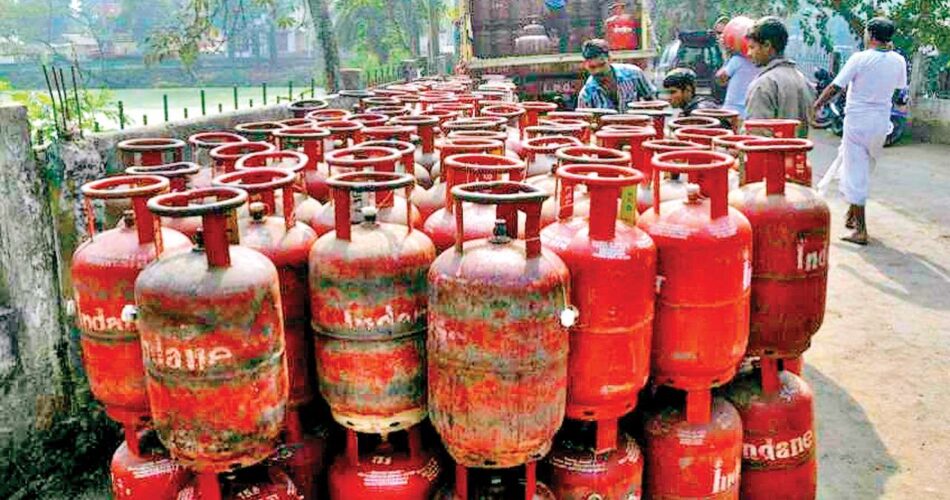 इतने रुपये सस्ता हो सकता है LPG सिलेंडर ! चुनाव से पहले बड़ा दांव खेल सकती है सरकार 