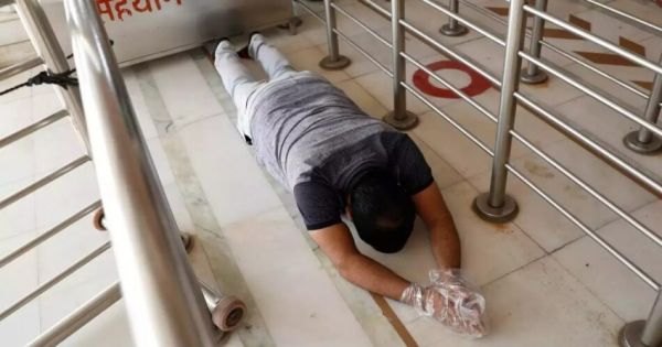 माथा कब टेकना चाहिए, पूजा के पहले या बाद में? जानिए क्या कहता है ज्योतिष शास्त्र