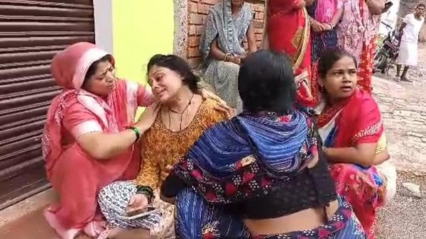 कलयुगी बेटे ने मां-बाप को सुलाई मौत की नींद, डंडे से पीटकर की हत्या