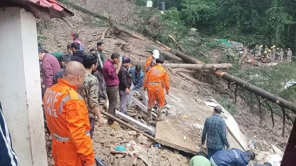 भारी बारिश से मंदिर ढहा, 9 की मौत, बचाव अभियान जारी